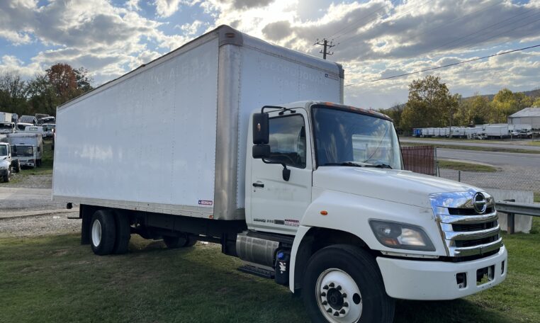 2014 HINO 268